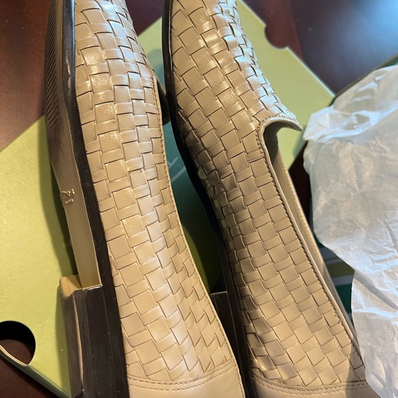 Trotters bone colored woven flat loafers, size 9 - Picture 4 of 7